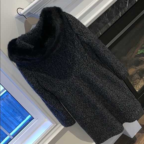 Long warm wool coat. Stylish and classy! - Picture 4 of 11